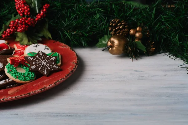 Fechar a placa com biscoitos de Natal coloridos — Fotografia de Stock