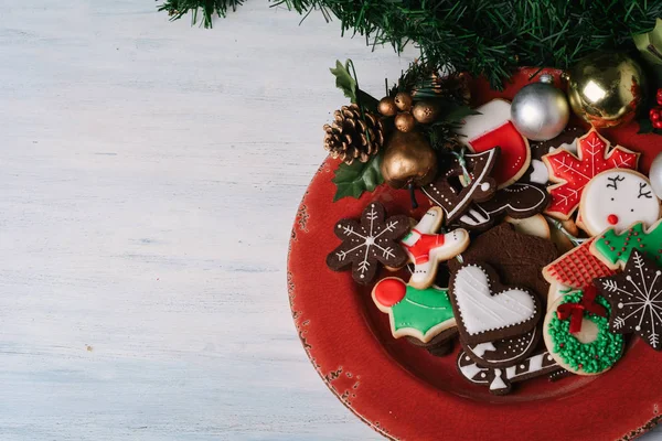 Fechar a placa com biscoitos de Natal coloridos — Fotografia de Stock