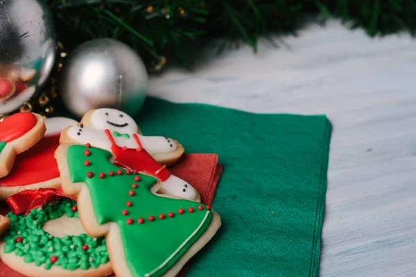 Barevné vánoční cukroví s sváteční dekorace — Stock fotografie
