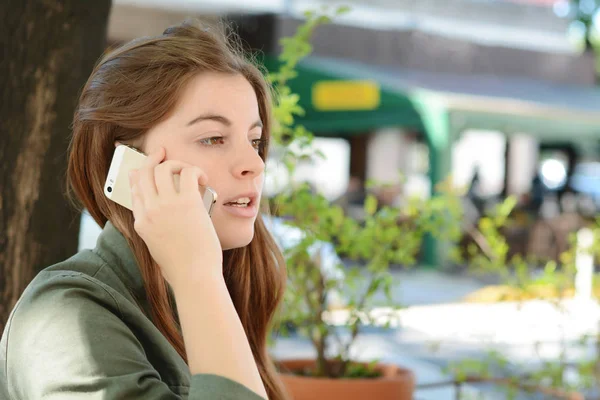 Mujer joven hablando en su teléfono móvil. — Foto de Stock