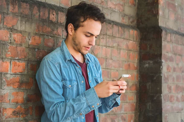 Πορτρέτο Του Νεαρού Που Χρησιμοποιεί Κινητό Του Τηλέφωνο Στο Δρόμο — Φωτογραφία Αρχείου