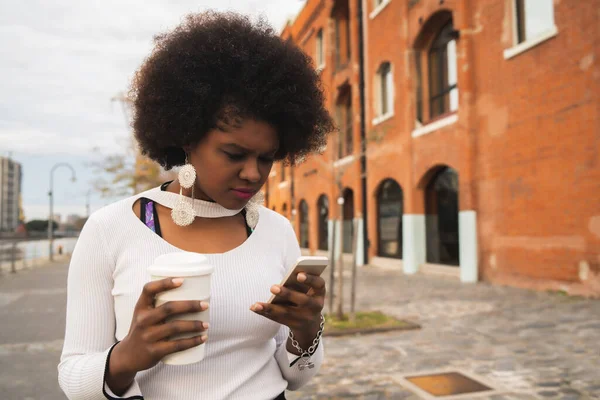 Portré Afro Latin Használja Mobilját Miközben Egy Csésze Kávét Tart — Stock Fotó