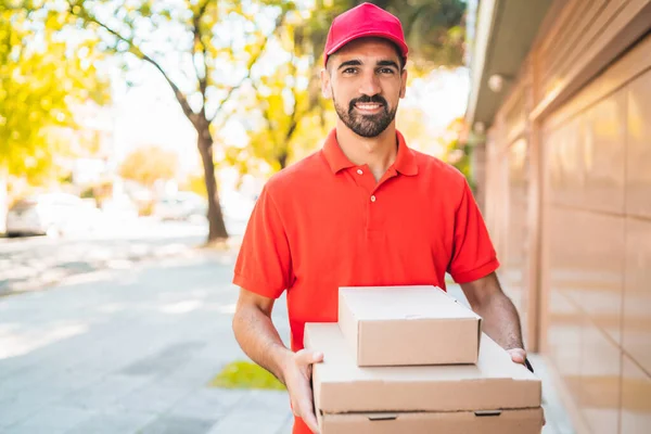 Portrét Doručovatele Lepenkovou Krabicí Pizzy Venku Ulici Koncepce Dodacích Přepravních — Stock fotografie