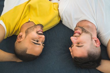 Mutlu eşcinsel bir çiftin portresi. Zaman geçirip yere yatıyorlar. Lgbt ve Aşk Konsepti.