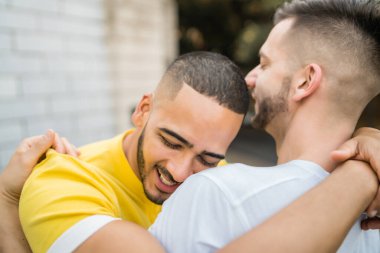 Mutlu eşcinsel çift portresi. Birlikte zaman geçirip sokakta kucaklaşıyorlar. Lgbt ve Aşk Konsepti.