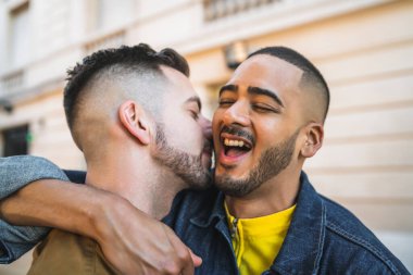 Mutlu eşcinsel çift portresi. Birlikte zaman geçirip sokakta kucaklaşıyorlar. Lgbt ve Aşk Konsepti.
