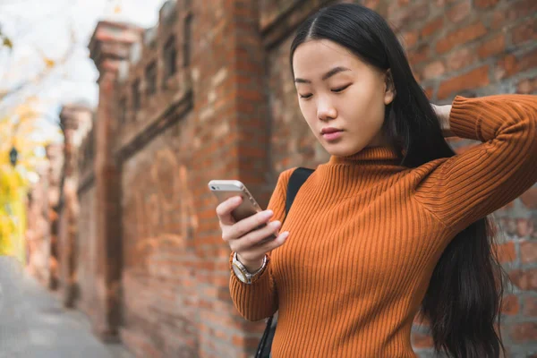 Retrato Una Joven Asiática Usando Teléfono Móvil Aire Libre Calle —  Fotos de Stock