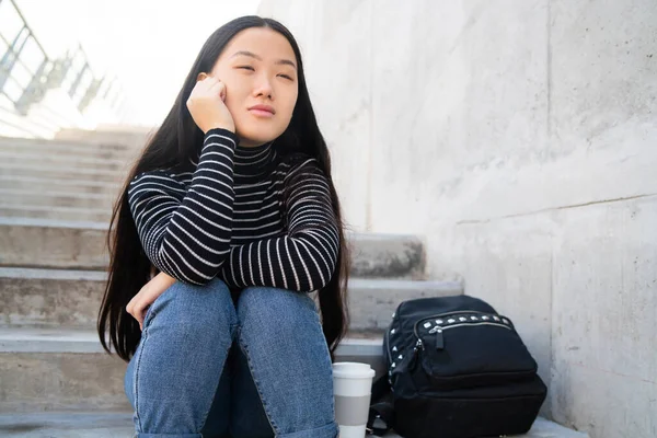 Retrato Mujer Asiática Joven Con Expresión Reflexiva Sentada Escaleras Hormigón — Foto de Stock