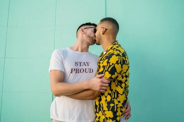 Retrato Feliz Pareja Gay Abrazándose Besándose Calle Lgbt Concepto Amor —  Fotos de Stock