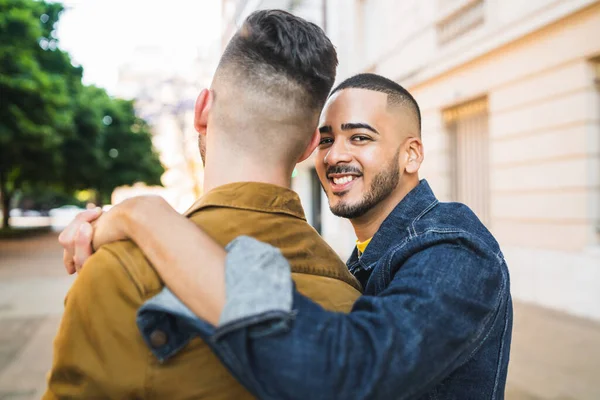 Retrato Pareja Gay Feliz Pasando Tiempo Juntos Abrazándose Calle Lgbt —  Fotos de Stock