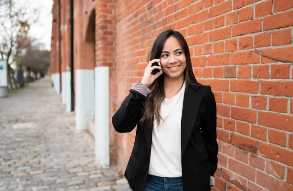 Porträtt Ung Latinkvinna Som Pratar Telefon Utomhus Gatan Stadskoncept — Stockfoto