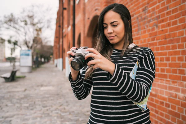 Açık Havada Profesyonel Dijital Kamera Kullanan Genç Fotoğrafçı Kadının Portresi — Stok fotoğraf