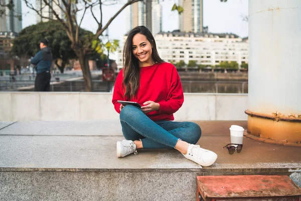 Portrét Mladé Latinské Ženy Která Používá Svůj Digitální Tablet Když — Stock fotografie