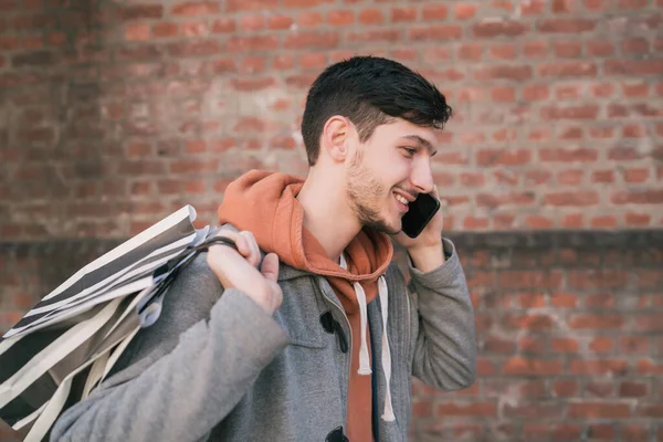 Πορτρέτο Του Νεαρού Όμορφου Άντρα Που Μιλάει Στο Τηλέφωνο Έξω — Φωτογραφία Αρχείου