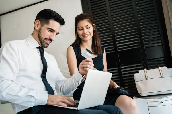 Retrato Dois Jovens Empresários Usando Cartão Crédito Para Pagamento Line — Fotografia de Stock