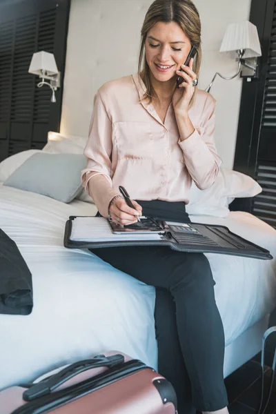 Retrato Una Joven Empresaria Hablando Por Teléfono Habitación Del Hotel — Foto de Stock