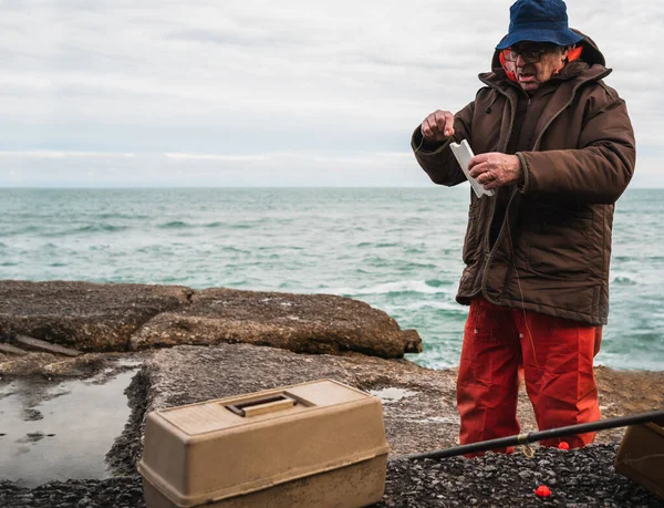 Porträt Eines Fischers Der Köder Mit Angelausrüstungsbox Anlegt Fischerei Und — Stockfoto