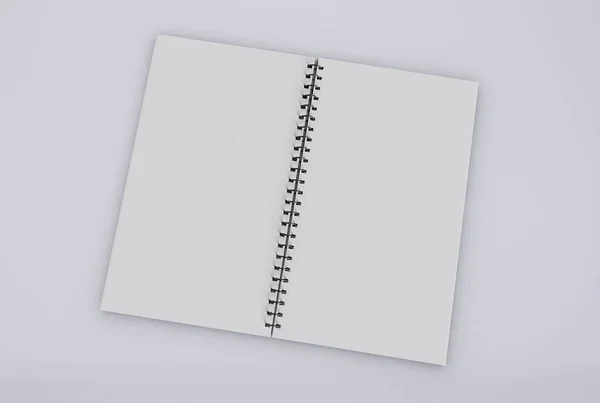 3D说明 独立背景下的打开螺旋式活页夹笔记本电脑的调校 有干干净净空白纸的笔记本 — 图库照片