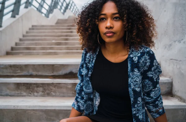 Portrét Krásné Mladé Afro Americké Ženy Kudrnatými Vlasy Sedí Betonových — Stock fotografie