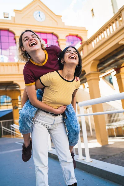 Porträt Eines Schönen Lesbischen Paares Das Zeit Miteinander Verbringt Und — Stockfoto