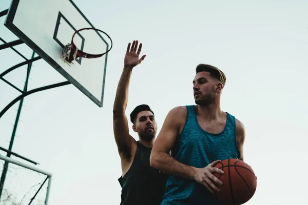Νεαροί Μπασκετμπολίστες Παίζουν Πρόσωπο Πρόσωπο Υπαίθριο Γήπεδο Αθλητισμός Και Μπάσκετ — Φωτογραφία Αρχείου
