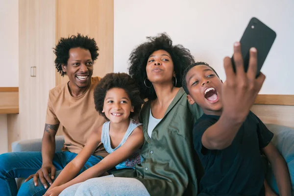 Portret Afroamerykańskiej Rodziny Robiącej Sobie Selfie Telefonem Komórkowym Domu Koncepcja — Zdjęcie stockowe