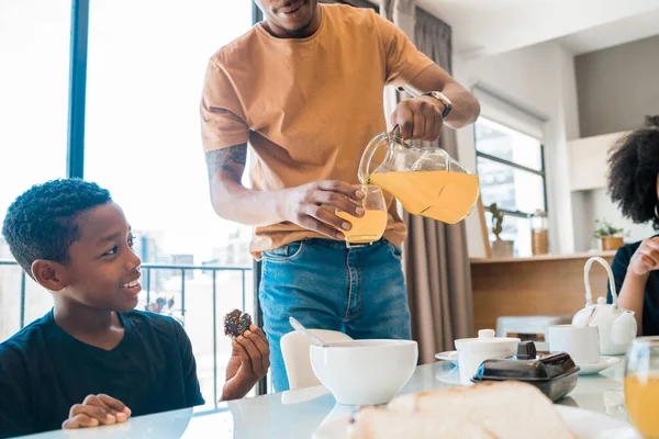 Портрет Африканской Американской Семьи Завтракающей Вместе Дома Семья Образ Жизни — стоковое фото