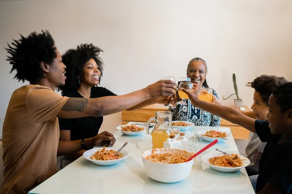 Afro Amerikan Aile Portresi Evde Birlikte Yemek Yiyor Aile Yaşam — Stok fotoğraf