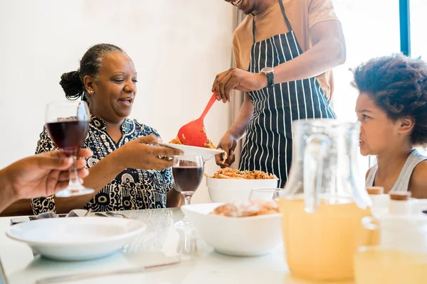 Afro Amerikan Aile Portresi Evde Birlikte Yemek Yiyor Aile Yaşam — Stok fotoğraf