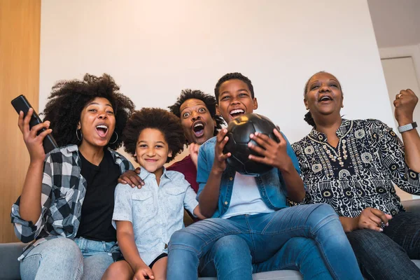Heureux Afro Américain Multi Génération Famille Regarder Match Football Télévision — Photo