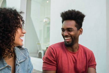İki Afro arkadaşın portresi. Birlikte eğleniyorlar ve eğleniyorlar. Arkadaşlık ve yaşam tarzı kavramı.