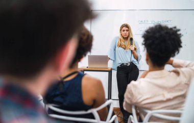 Dost canlısı bir iş kadını iş planını ve iş konferansında soruları cevaplıyor. İş ekibi toplantısı seminer eğitim konsepti.