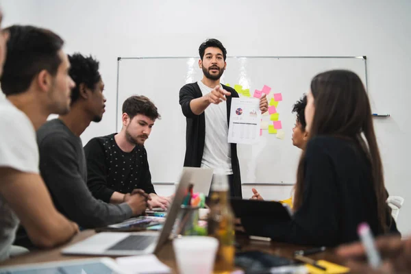 Manager Leitet Ein Brainstorming Meeting Mit Einer Gruppe Kreativer Designer — Stockfoto