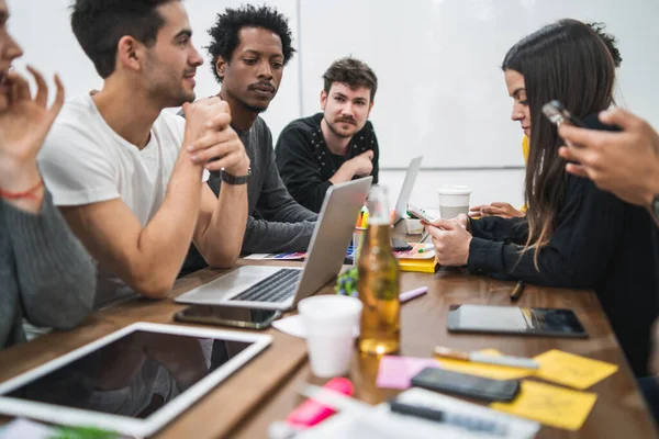 Grupo Empresários Criativos Multiétnicos Trabalhando Projeto Tendo Uma Reunião Brainstorming — Fotografia de Stock