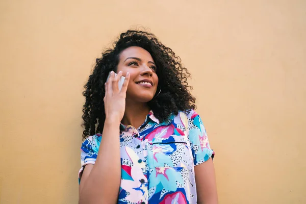 Ritratto Giovane Donna Afro Che Parla Telefono Sfondo Giallo Concetto — Foto Stock