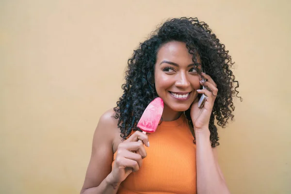 Ritratto Giovane Donna Afro Americana Che Parla Telefono Mentre Mangia — Foto Stock