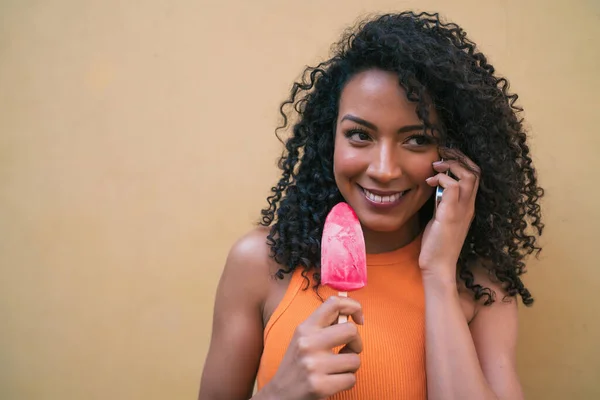 Portrét Mladé Afro Americké Ženy Jak Mluví Telefonu Zatímco Zmrzlinu — Stock fotografie