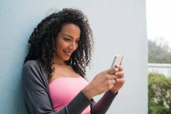 Retrato Una Joven Latina Afroamericana Usando Teléfono Móvil Enviando Mensajes —  Fotos de Stock