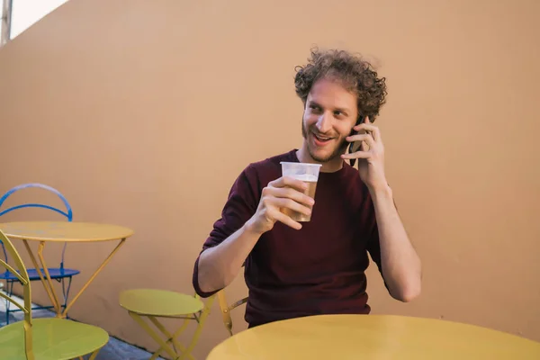 Ritratto Giovane Che Parla Telefono Mentre Beve Birra Comunicazione Stile — Foto Stock