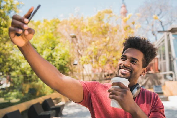 Retrato Joven Afro Tomando Selfies Con Móvil Mientras Sostiene Una — Foto de Stock