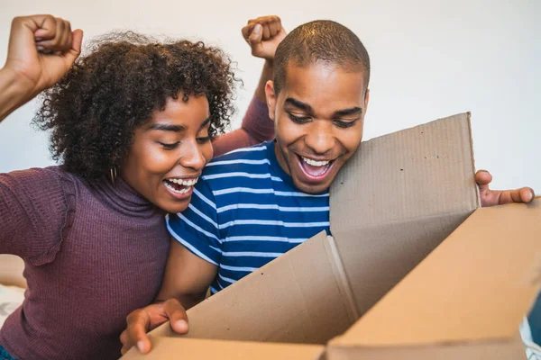 Retrato Feliz Pareja Latina Joven Abriendo Paquete Casa Entrega Envío —  Fotos de Stock