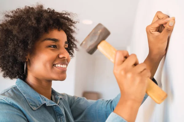 Porträt Einer Jungen Afrofrau Die Hause Nägel Die Wand Hämmert — Stockfoto