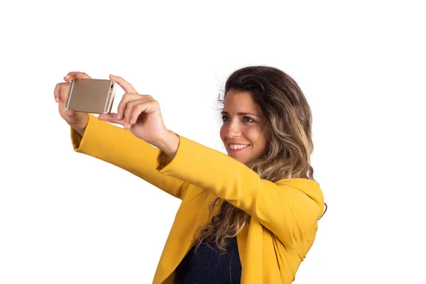 Retrato Una Joven Mujer Hermosa Tomando Una Selfie Con Teléfono —  Fotos de Stock