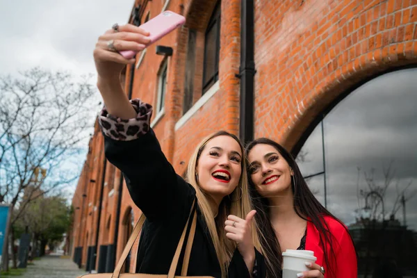 Retrato Dois Jovens Amigos Tirando Uma Selfie Com Telefone Celular — Fotografia de Stock