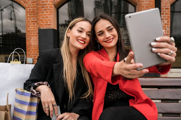 Retrato Dois Jovens Amigos Tirando Uma Selfie Com Tablet Digital — Fotografia de Stock