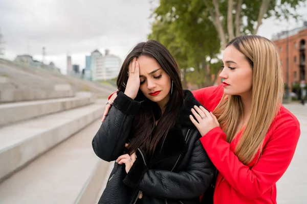 Retrato Uma Jovem Mulher Consolando Confortando Seu Amigo Chateado Enquanto — Fotografia de Stock