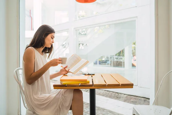 Retrato Mulher Jovem Desfrutando Tempo Livre Lendo Livro Enquanto Está — Fotografia de Stock