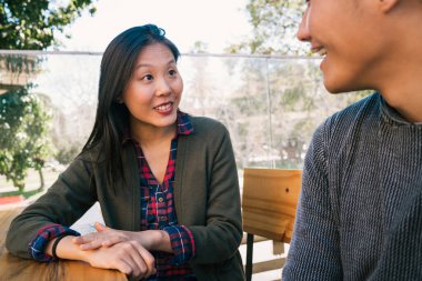 Genç Asyalı bir çiftin portresi randevudan zevk alıyor ve birlikte iyi vakit geçiriyor. Aşk kavramı..