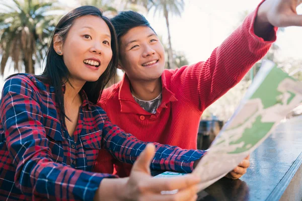 Porträt Eines Glücklichen Asiatischen Reisepaares Das Eine Landkarte Der Hand — Stockfoto