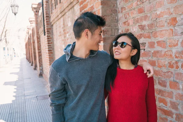Porträt Eines Jungen Asiatischen Verliebten Paares Das Durch Die Stadt — Stockfoto